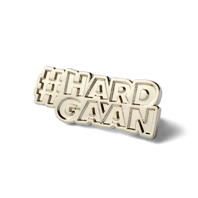 Blank metalen pin met tekst in reliëf, in nikkel