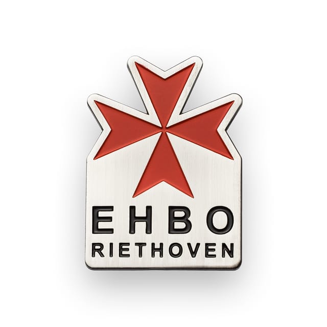 Speldje met een rood kruis en tekst, in antiek zilver