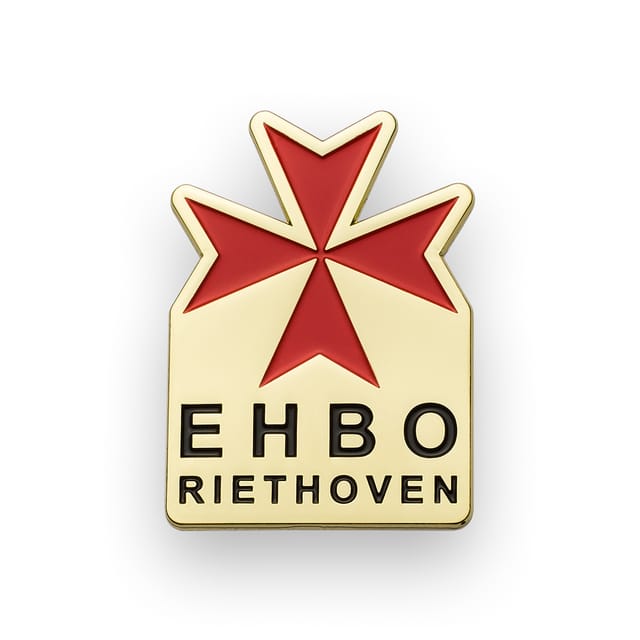 Speldje met een rood kruis en tekst, in brons