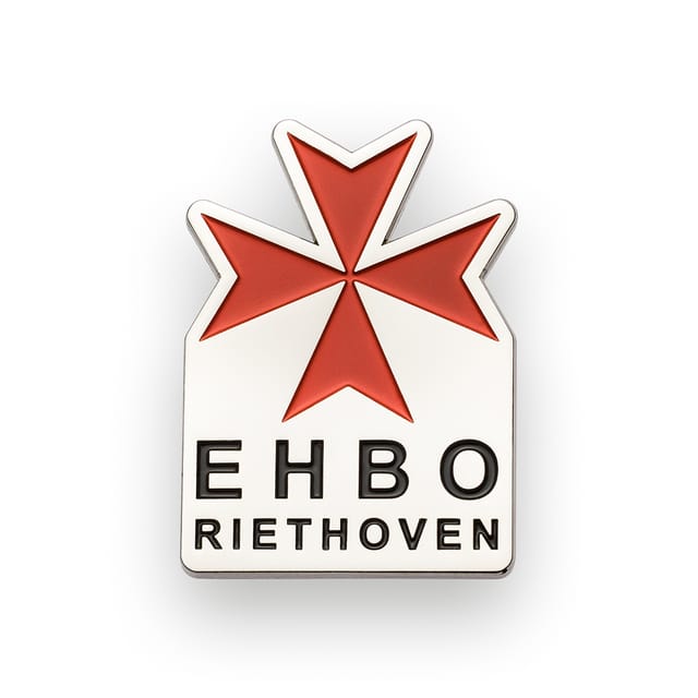 Speldje met een rood kruis en tekst, in nikkel