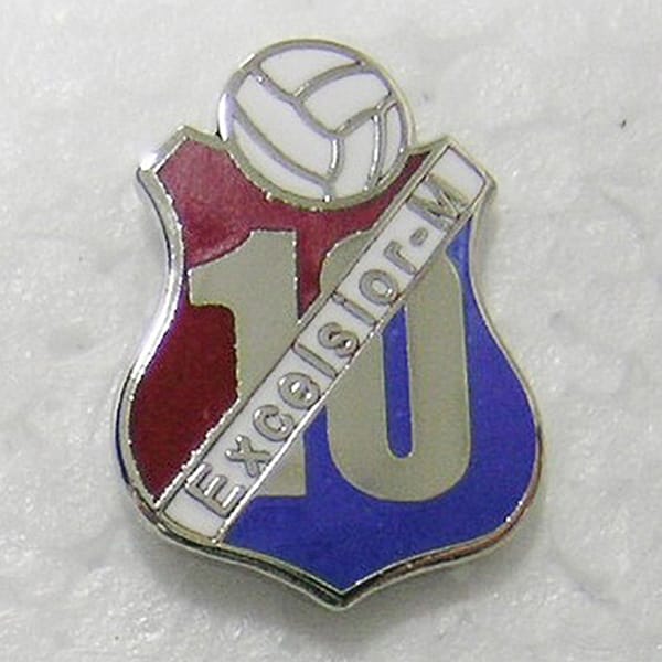Jubileumspeldje in schildvorm met een bal en het getal 10