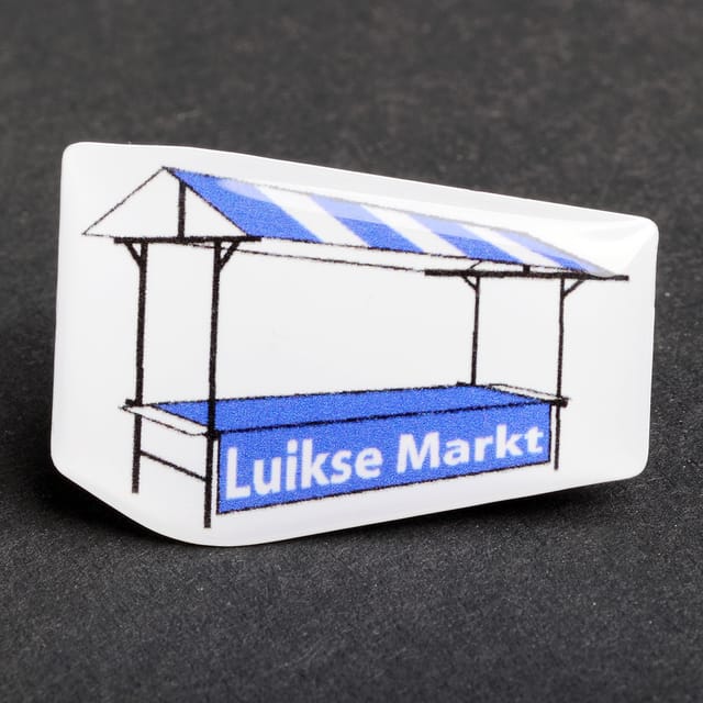 Spoed full colour speldje in de vorm van een marktkraam, op zwart