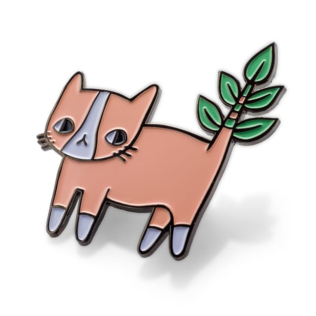 Zacht emaille pin in de vorm van een roze kat met takje